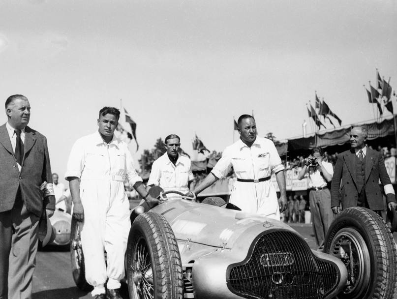 1938: Alfred Neubauer e Rudolf Caracciola sulla griglia di partenza (Olycom/Publifoto)